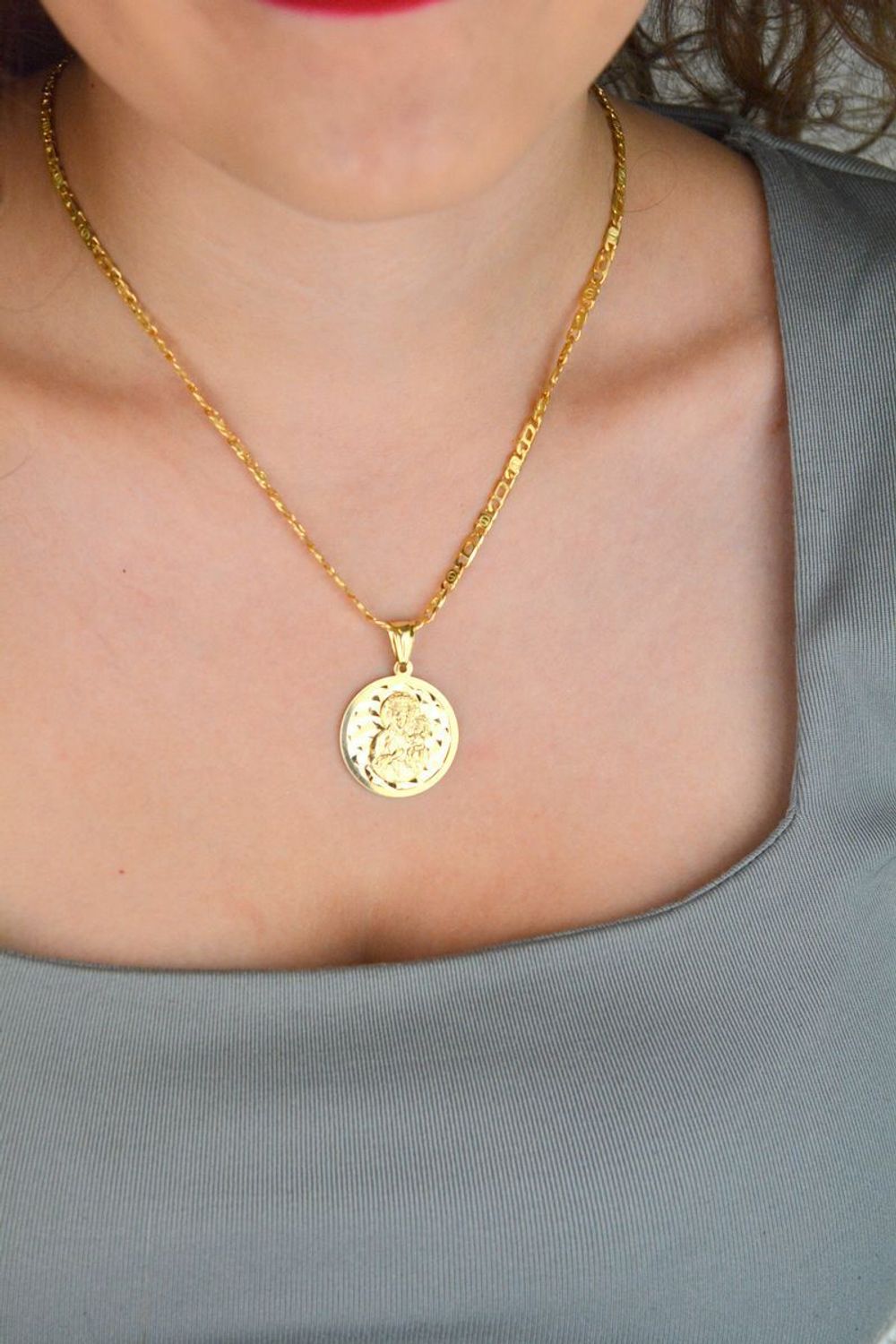 Duży złoty medalik próby 585 z wizerunkiem Matki Boskiej z Dzieciątkiem. Wymiary 2,5 cm, waga 4,81 g. Elegancka, klasyczna zawieszka religijna.1.jpg